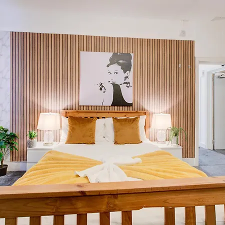 Apartment 2 Bedroom And Living In *