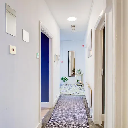 Apartment 2 Bedroom And Living In
