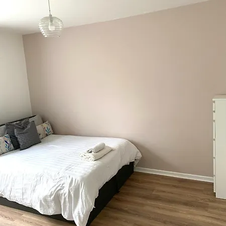 A Cosy Chic Flat In Clapton Apartment *