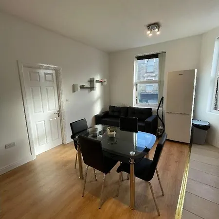 Flat 2 Battersea Park Road
