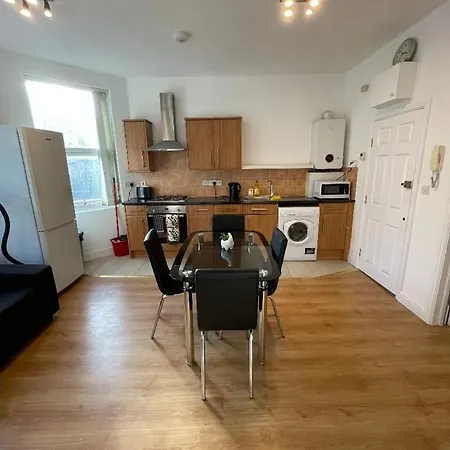 Flat 2 Battersea Park Road * London