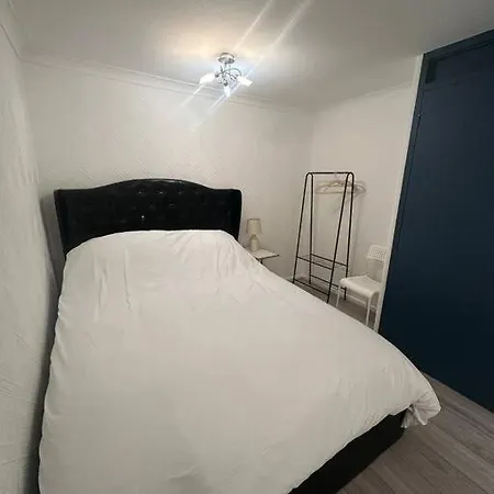 2 Bedrooms In Plaistow Near Tube To Apartment *