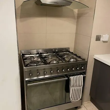 2 Bedrooms In Plaistow Near Tube To Apartment *