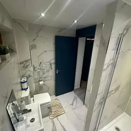 2 Bedrooms In Plaistow Near Tube To Apartment London