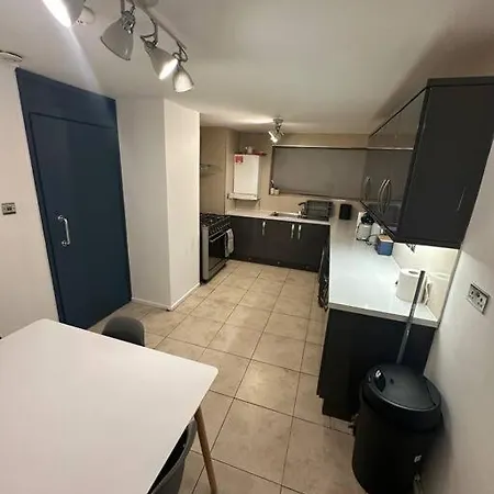 2 Bedrooms In Plaistow Near Tube To Apartment