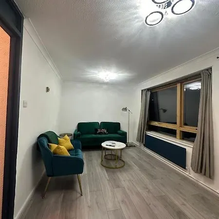 2 Bedrooms In Plaistow Near Tube To Apartment *