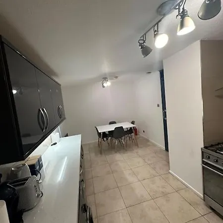 2 Bedrooms In Plaistow Near Tube To * London
