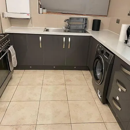 2 Bedrooms In Plaistow Near Tube To Apartment London