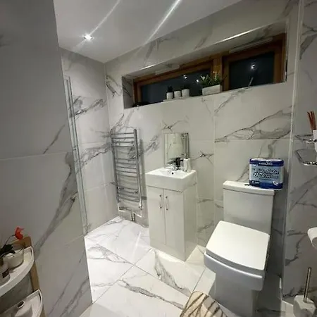 2 Bedrooms In Plaistow Near Tube To