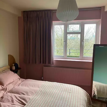 Apartment Kennington Flat With Balcony, King Size Bed And Free Parking Overlooking Park