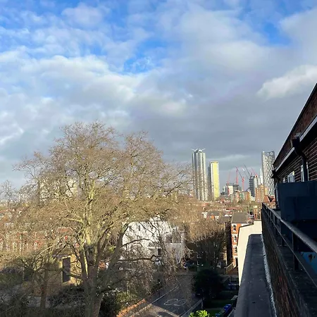 Kennington Flat With Balcony, King Size Bed And Free Parking Overlooking Park Apartment *