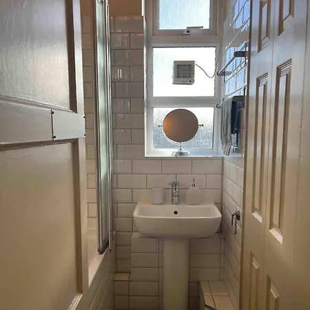 Kennington Flat With Balcony, King Size Bed And Free Parking Overlooking Park