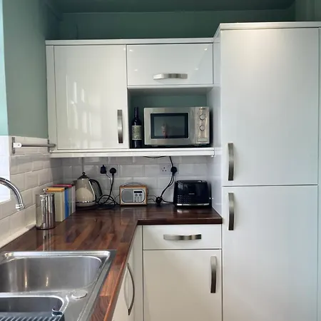 Kennington Flat With Balcony, King Size Bed And Free Parking Overlooking Park London