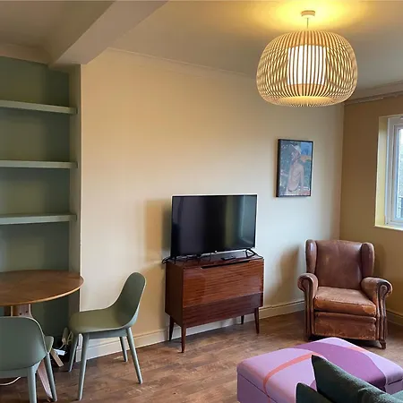 Kennington Flat With Balcony, King Size Bed And Free Parking Overlooking Park * London