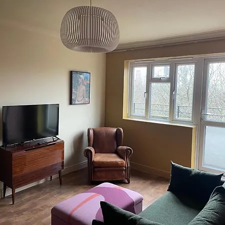 Kennington Flat With Balcony, King Size Bed And Free Parking Overlooking Park *