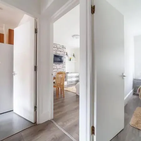 Ground Floor Flat Free Parking Apartment *