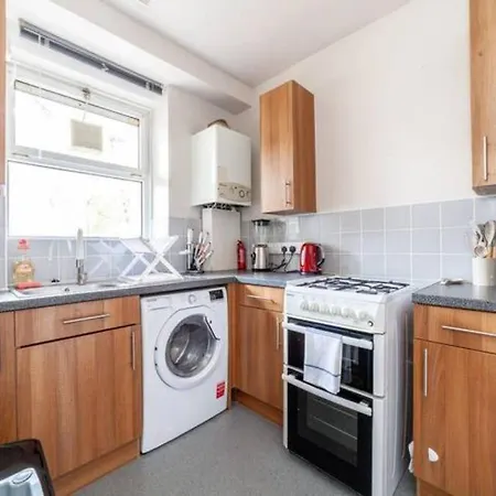 Ground Floor Flat Free Parking Apartment London