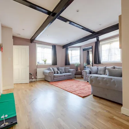 Гостевой дом Big House Close To Metro Underground - Sleeps Up To 13 *