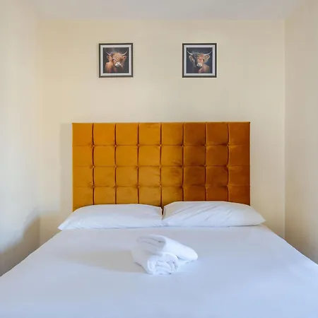 Гостевой дом Big House Close To Metro Underground - Sleeps Up To 13