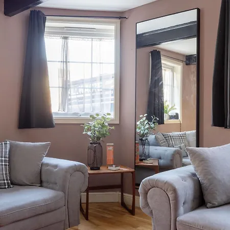 Гостевой дом Big House Close To Metro Underground - Sleeps Up To 13