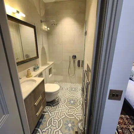 New Boutique Ground Floor Apartment *