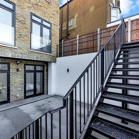 Your Cosy Modern 3 Double Bedroom - Fully Furnished - 5 Mins Walk To Stn