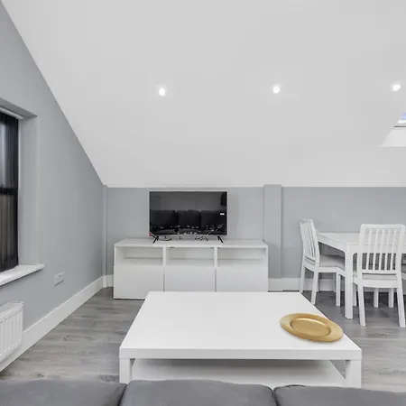 Your Cosy Modern 2 Double Bedroom Flat Fully Furnished - 5 Mins Walk To Stn Flat 4 *