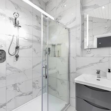 Your Cosy Modern 2 Double Bedroom Flat Fully Furnished - 5 Mins Walk To Stn Flat 4 * London