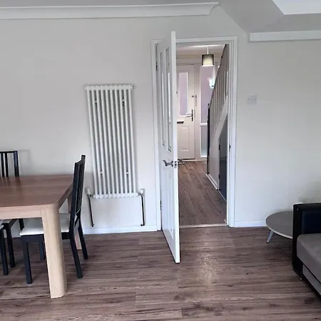 Cosy Spacious 2 Bed Flat High Street Apartment