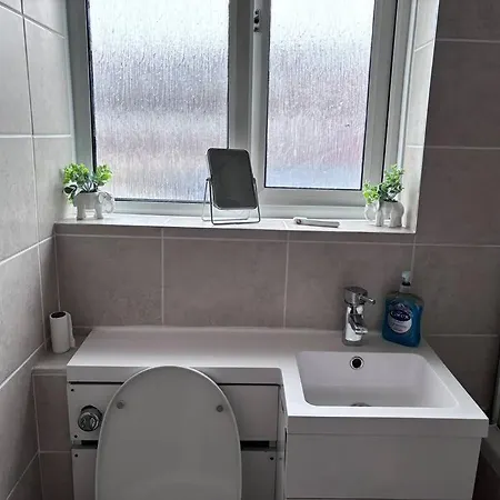 Apartment Cosy Spacious 2 Bed Flat High Street Hornchurch