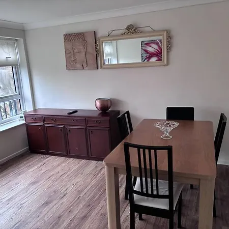 Cosy Spacious 2 Bed Flat High Street Apartment Hornchurch
