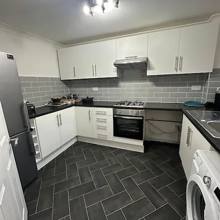 Cosy Spacious 2 Bed Flat High Street Apartment *