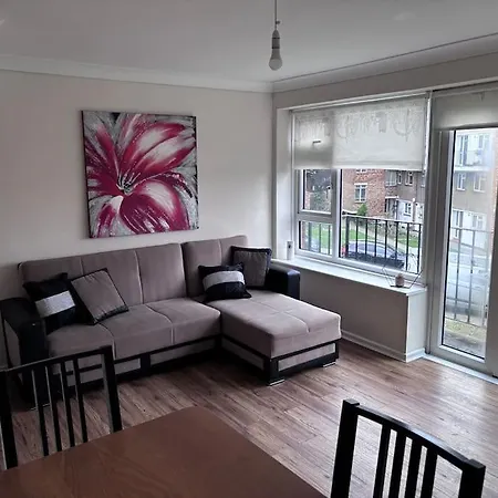 Apartment Cosy Spacious 2 Bed Flat High Street Hornchurch