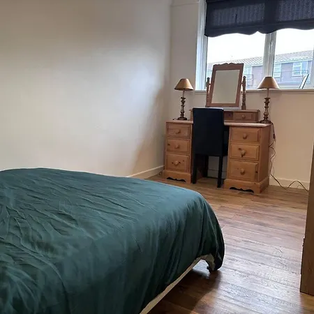 Cosy Spacious 2 Bed Flat High Street Hornchurch