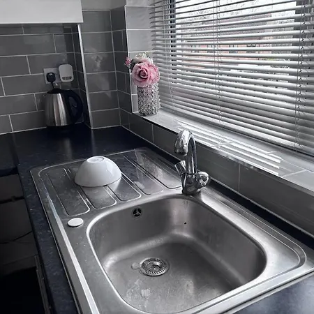 Cosy Spacious 2 Bed Flat High Street Apartment *