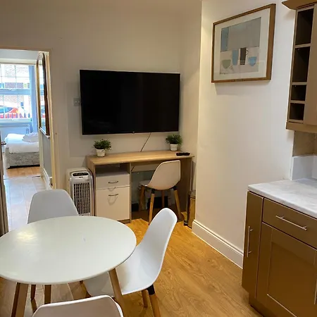 Impeccable 2-bed In Apartment *