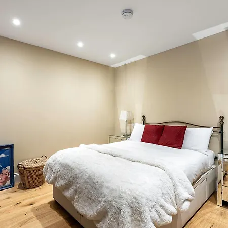 Colourful Near Clapham Common! Apartment