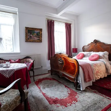Dawson Place, Juliette's 3*