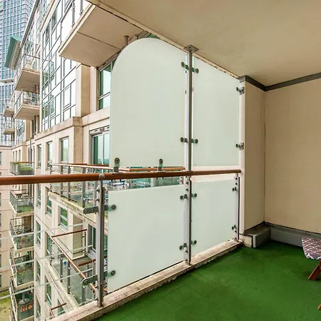 Big Flat Close To Big Ben * London