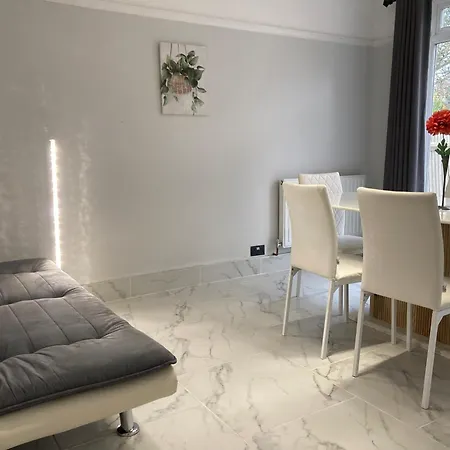 Holiday home With Free Parkings, Surbiton, Kingston Upon Thames, Surrey, Greater London Uk Surbiton