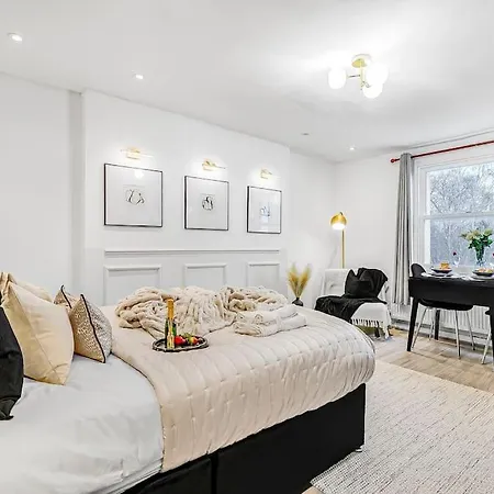 Serene With Garden View - Cozy Retreat For Couples & Solo Travellers Apartment London
