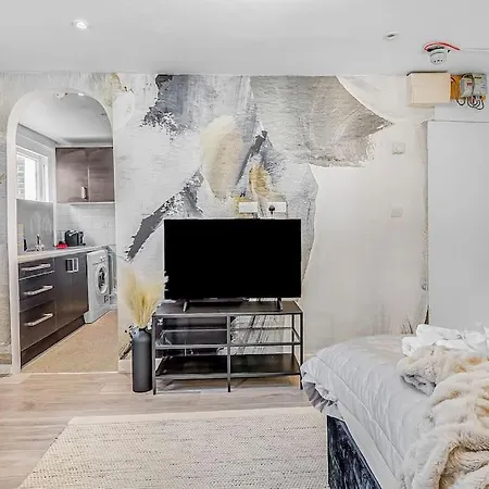 Apartment Serene With Garden View - Cozy Retreat For Couples & Solo Travellers