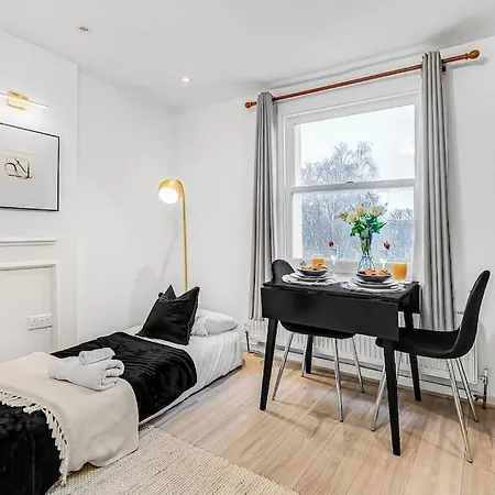 Apartment Serene With Garden View - Cozy Retreat For Couples & Solo Travellers London