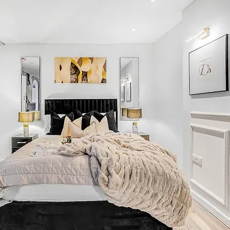 Apartment Serene With Garden View - Cozy Retreat For Couples & Solo Travellers