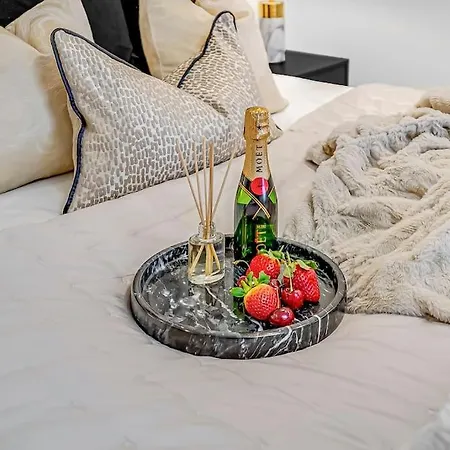 Serene With Garden View - Cozy Retreat For Couples & Solo Travellers Apartment *