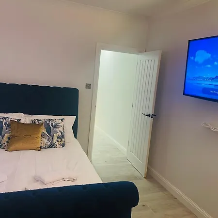 Newly Refurbished 1bedroom 4 Mins Walk To Crystal Palace Station Apartment *