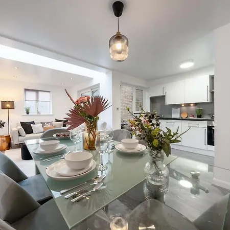 Dom wakacyjny 4 Beds - Tooting - 20 Min To - Free Parking Londyn