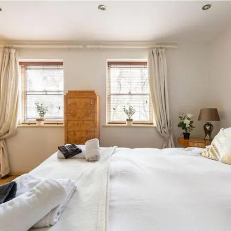 Apartment Super Beautiful Three Bedroom London