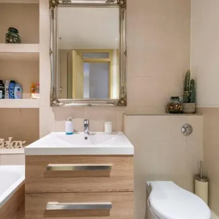 Super Beautiful Three Bedroom Apartment London