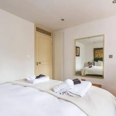 Super Beautiful Three Bedroom Apartment London